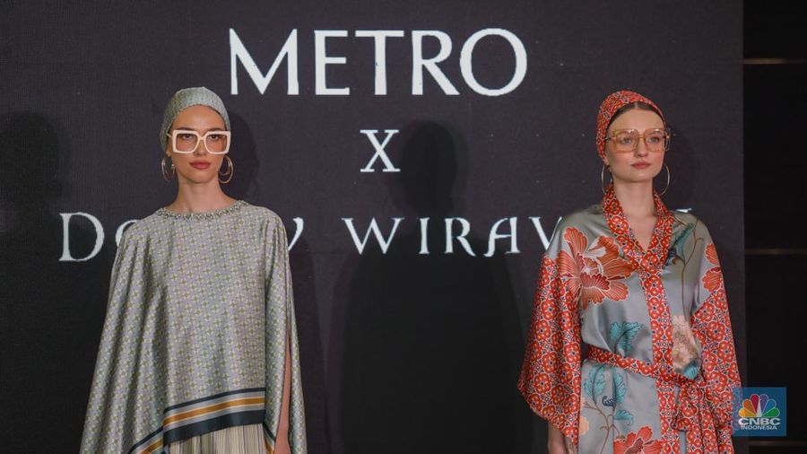 Sejumlah model tampil menggunakan koleksi terbaru karya fesyen desainer dalam acara Metro Festive Raya Fashion Show 2024 di Plaza Senayan, Jakarta, Kamis (21/3/2024). (CNBC Indonesia/Faisal Rahman)
