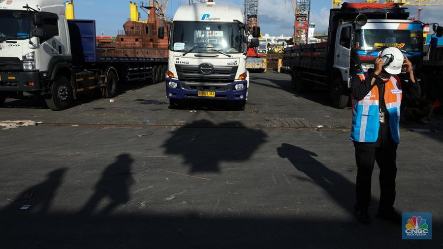 Suasana aktivitas pembongkaran beras impor dari Vietnam yang baru tiba di Terminal Pelabuhan Tanjung Priok, Jakarta, dengan menggunakan Kapal MP Fortune, Kamis (21/3/2024). (CNBC Indonesia/Tri Susilo)