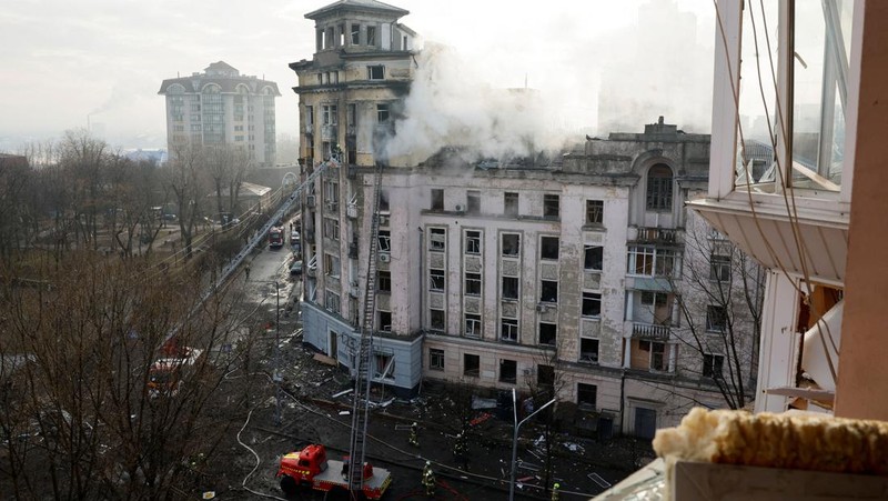 Petugas pemadam kebakaran bekerja di lokasi percetakan yang terkena serangan rudal Rusia, di tengah serangan Rusia ke Ukraina, di Kharkiv, Ukraina 20 Maret 2024. (REUTERS/Sofiia Gatilova)