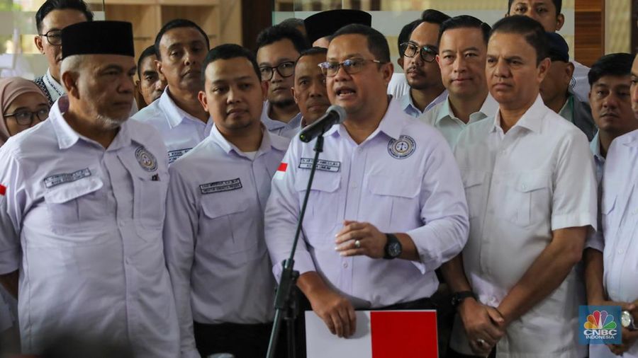 Ketua Tim Hukum Nasional (THN) Anies Baswedan-Muhaimin Iskandar (AMIN), Ari Yusuf Amir memberikan keterangan usai mendaftarkan gugatan sengketa Pemilu 2024 di Gedung Mahkamah Konstitusi (MK), Jakarta, Kamis (21/3/2024). (CNBC Indonesia/Faisal Rahman)