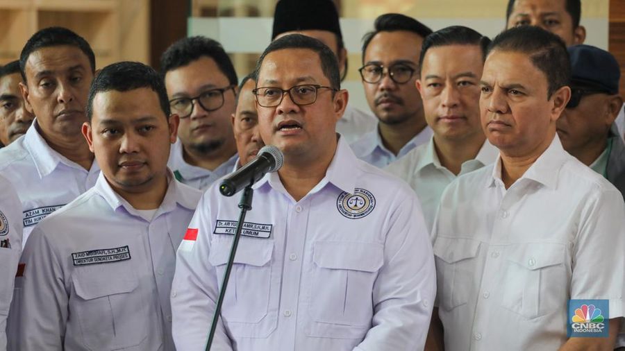 Ketua Tim Hukum Nasional (THN) Anies Baswedan-Muhaimin Iskandar (AMIN), Ari Yusuf Amir memberikan keterangan usai mendaftarkan gugatan sengketa Pemilu 2024 di Gedung Mahkamah Konstitusi (MK), Jakarta, Kamis (21/3/2024). (CNBC Indonesia/Faisal Rahman)