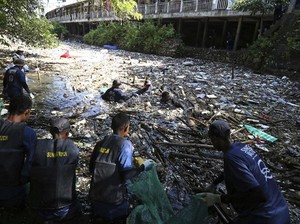 Duh 60% Sungai di RI Tercemar Limbah Domestik-Sampah Plastik
