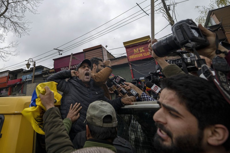 Petugas polisi menahan seorang anggota Partai Aam Admi, atau Partai Rakyat Biasa, saat protes terhadap penangkapan pemimpin partai mereka Arvind Kejriwal, di Srinagar, Kashmir yang dikuasai India, Jumat, 22 Maret 2024. Petugas polisi menahan seorang anggota Partai Aam Admi, atau Partai Rakyat Biasa, saat protes terhadap penangkapan pemimpin partai mereka Arvind Kejriwal, di Srinagar, Kashmir yang dikuasai India, Jumat, 22 Maret 2024. (AP Photo/Dar Yasin)