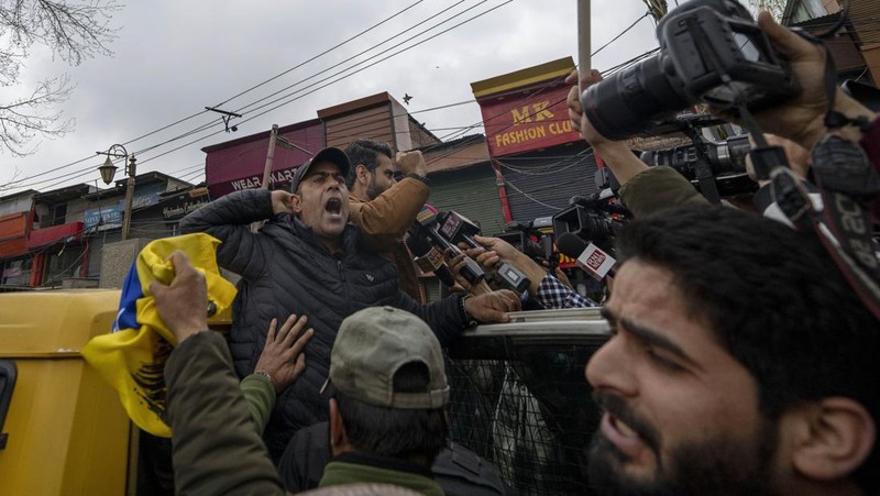Petugas polisi menahan seorang anggota Partai Aam Admi, atau Partai Rakyat Biasa, saat protes terhadap penangkapan pemimpin partai mereka Arvind Kejriwal, di Srinagar, Kashmir yang dikuasai India, Jumat, 22 Maret 2024. (AP Photo/Dar Yasin)