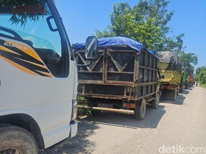 Alat Berat Pengurai Sampah Rusak, Antrean Truk Mengular di TPA Temesi