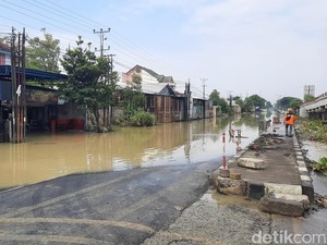 Banjir Karanganyar Demak Berangsur Surut, Warga Cek Kondisi Rumah