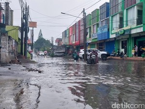 Sejumlah Titik di Kota Malang Terendam Banjir, Banyak Kendaraan Mogok