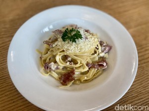 Ada Fettuccine Saus Carbonara dengan Rasa Creamy Unik di Kafe Ini