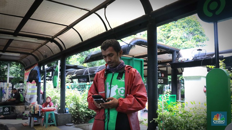 Driver ojek online menunggu orderan di shelter Gojek, Jakarta Pusat, (22/3/2024). (CNBC Indonesia/Muhammad Sabki)