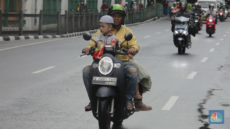 Driver ojek online menunggu orderan di shelter Gojek, Jakarta Pusat, (22/3/2024). (CNBC Indonesia/Muhammad Sabki)