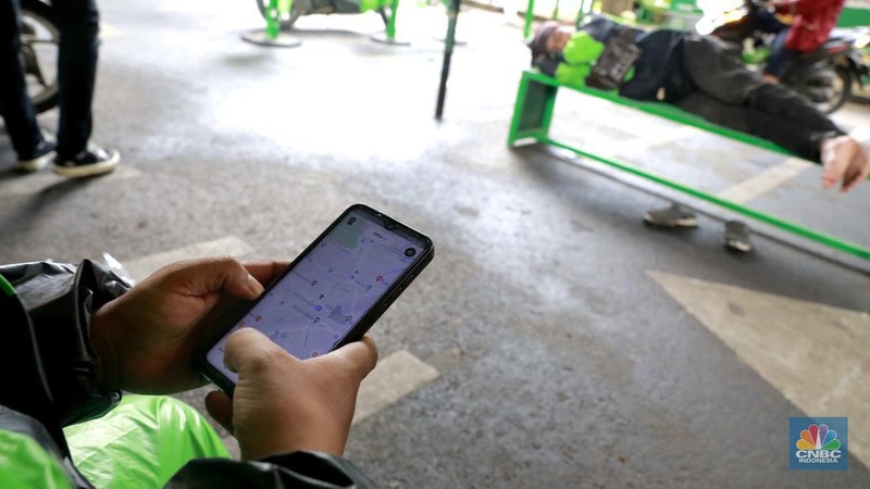 Driver ojek online menunggu orderan di shelter Gojek, Jakarta Pusat, (22/3/2024). (CNBC Indonesia/Muhammad Sabki)