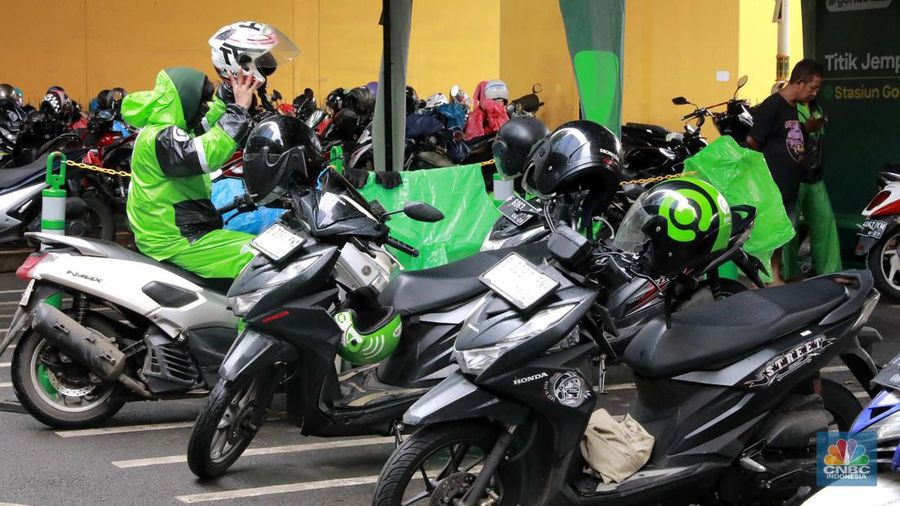 Driver ojek online menunggu orderan di shelter Gojek, Jakarta Pusat, (22/3/2024). (վ/Muhammad Sabki)
