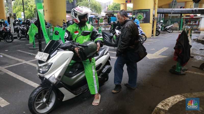 Driver ojek online menunggu orderan di shelter Gojek, Jakarta Pusat, (22/3/2024). (CNBC Indonesia/Muhammad Sabki)