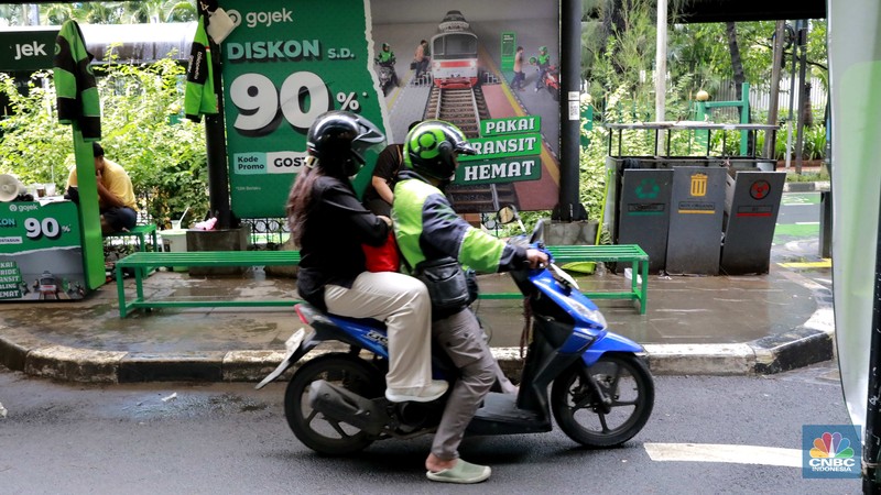 Driver ojek online menunggu orderan di shelter Gojek, Jakarta Pusat, (22/3/2024). (CNBC Indonesia/Muhammad Sabki)