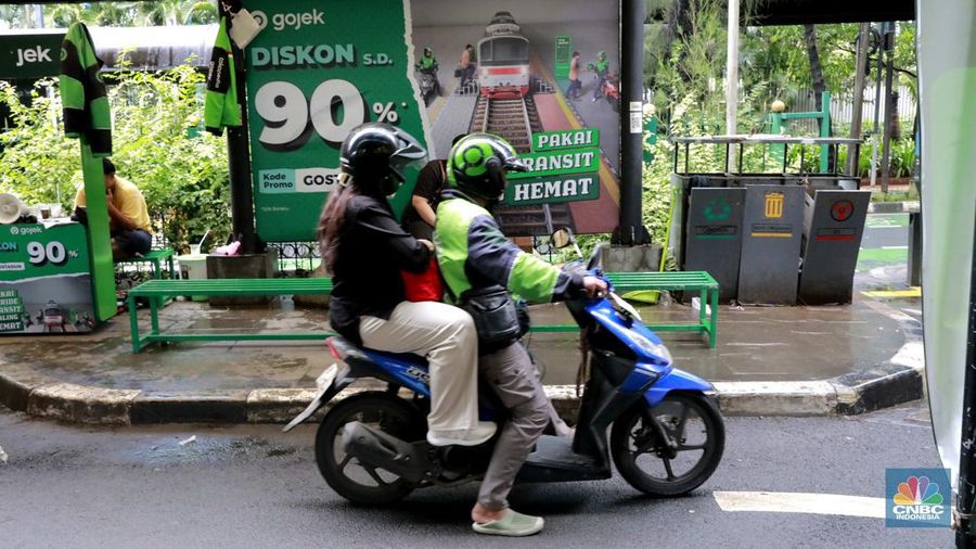 Driver ojek online menunggu orderan di shelter Gojek, Jakarta Pusat, (22/3/2024). (²©²ÊÍøÕ¾/Muhammad Sabki)