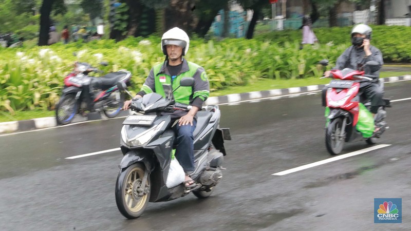 Driver ojek online menunggu orderan di shelter Gojek, Jakarta Pusat, (22/3/2024). Driver ojek online menunggu orderan di shelter Gojek, Jakarta Pusat, (22/3/2024). (CNBC Indonesia/Muhammad Sabki)