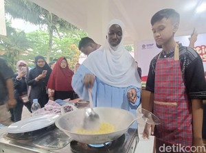 Ngabuburit, Seratusan Mahasiswa Asing di Purwokerto Belajar Bikin Mendoan