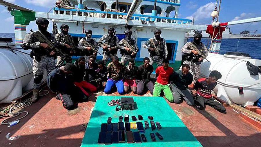 Foto yang dirilis pada (30/1/2024) Angkatan Laut India menahan pembajak laut Somalia. (Photo by INDIAN NAVY / AFP/File Foto)