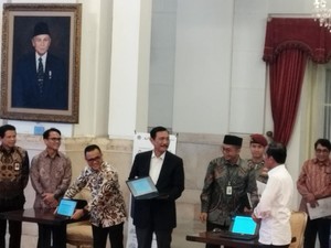 Jokowi Lapor SPT Pajak Bareng Menteri di Istana