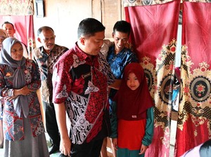 Siswi MI Maddakko Gendong Adik di Kelas Jadi Anak Angkat Pj Bupati Sinjai
