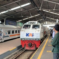 Mulai Besok! Ini Jadwal Baru 17 Kereta Api Jarak Jauh dari Pasar Senen