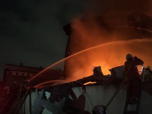 Damkar Kesulitan Padamkan Kebakaran 2 Gudang Ekspedisi di Cengkareng Jakbar