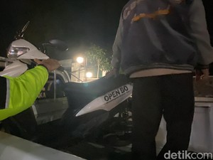 Mahasiswi Pakai Motor Berstiker Open BO Terpental Usai Tabrak Mobil