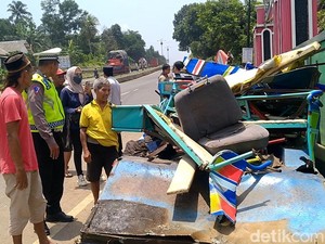 Odong-odong Sarat Penumpang Ditabrak Truk di Pantura Batang, Belasan Luka