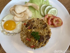 Nasi Goreng Buntut Sapi yang Gurih Mantap Bisa DInikmati di Kafe Ini