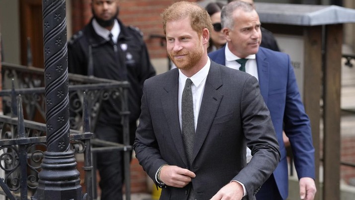 Pangeran Inggris Harry meninggalkan Pengadilan Kerajaan di London, pada 30 Maret 2023. (AP Photo/Kirsty Wigglesworth/File Foto)