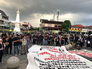 Massa Gelar Aksi di Tugu Pal Putih Jogja, Serukan Boikot Hasil Pemilu