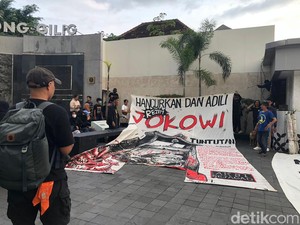 Saat Massa Gelar Aksi di Tugu Pal Putih Jogja Tak Menerima Hasil Pemilu