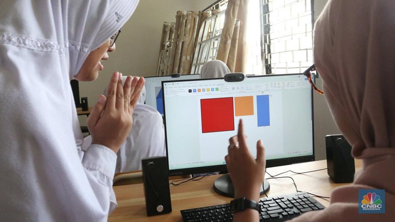 Penyandang disabilitas tunarungu belajar mengaji saat mengikuti pesantren kilat di Pondok Pesantren Tahfidz Difabel KH Ahmad Lutfi Fathullah Baznas BAZIS DKI Prov Jakarta, Jumat (22/03/2024). (CNBC Indonesia/Muhammad Sabki)