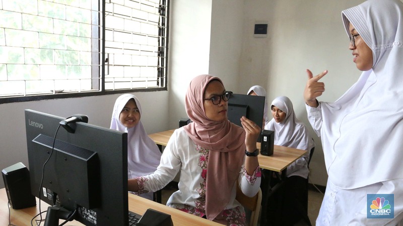 Penyandang disabilitas tunarungu belajar mengaji saat mengikuti pesantren kilat di Pondok Pesantren Tahfidz Difabel KH Ahmad Lutfi Fathullah Baznas BAZIS DKI Prov Jakarta, Jumat (22/03/2024). Penyandang disabilitas tunarungu belajar mengaji saat mengikuti pesantren kilat di Pondok Pesantren Tahfidz Difabel KH Ahmad Lutfi Fathullah Baznas BAZIS DKI Prov Jakarta, Jumat (22/03/2024). (CNBC Indonesia/Muhammad Sabki)