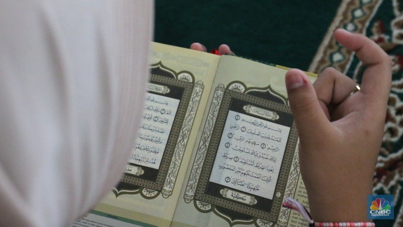 Penyandang disabilitas tunarungu belajar mengaji saat mengikuti pesantren kilat di Pondok Pesantren Tahfidz Difabel KH Ahmad Lutfi Fathullah Baznas BAZIS DKI Prov Jakarta, Jumat (22/03/2024). Penyandang disabilitas tunarungu belajar mengaji saat mengikuti pesantren kilat di Pondok Pesantren Tahfidz Difabel KH Ahmad Lutfi Fathullah Baznas BAZIS DKI Prov Jakarta, Jumat (22/03/2024). (CNBC Indonesia/Muhammad Sabki)