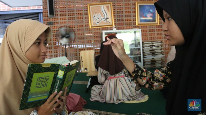 Penyandang disabilitas tunarungu belajar mengaji saat mengikuti pesantren kilat di Pondok Pesantren Tahfidz Difabel KH Ahmad Lutfi Fathullah Baznas BAZIS DKI Prov Jakarta, Jumat (22/03/2024). Penyandang disabilitas tunarungu belajar mengaji saat mengikuti pesantren kilat di Pondok Pesantren Tahfidz Difabel KH Ahmad Lutfi Fathullah Baznas BAZIS DKI Prov Jakarta, Jumat (22/03/2024). (CNBC Indonesia/Muhammad Sabki)