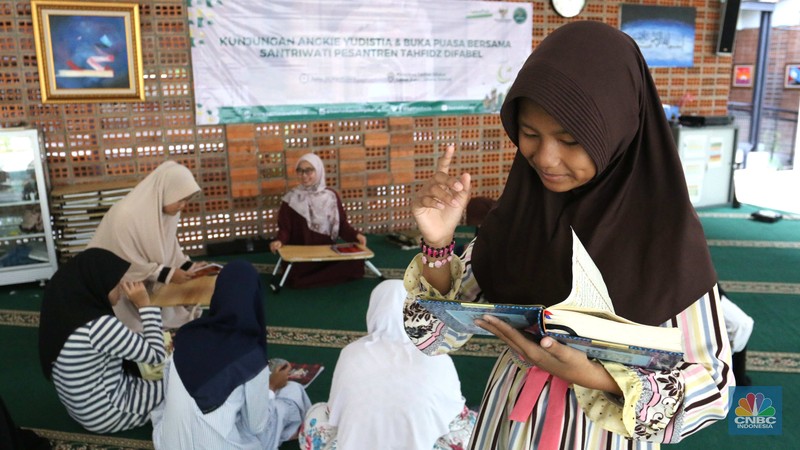 Penyandang disabilitas tunarungu belajar mengaji saat mengikuti pesantren kilat di Pondok Pesantren Tahfidz Difabel KH Ahmad Lutfi Fathullah Baznas BAZIS DKI Prov Jakarta, Jumat (22/03/2024). Penyandang disabilitas tunarungu belajar mengaji saat mengikuti pesantren kilat di Pondok Pesantren Tahfidz Difabel KH Ahmad Lutfi Fathullah Baznas BAZIS DKI Prov Jakarta, Jumat (22/03/2024). (CNBC Indonesia/Muhammad Sabki)