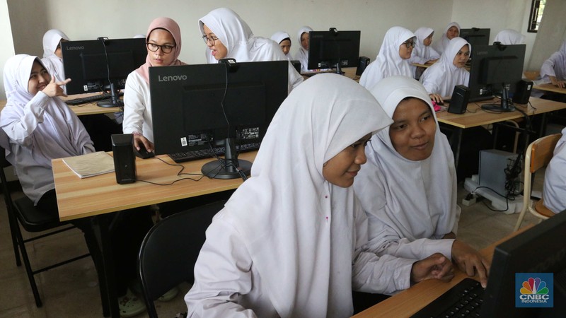 Penyandang disabilitas tunarungu belajar mengaji saat mengikuti pesantren kilat di Pondok Pesantren Tahfidz Difabel KH Ahmad Lutfi Fathullah Baznas BAZIS DKI Prov Jakarta, Jumat (22/03/2024). Penyandang disabilitas tunarungu belajar mengaji saat mengikuti pesantren kilat di Pondok Pesantren Tahfidz Difabel KH Ahmad Lutfi Fathullah Baznas BAZIS DKI Prov Jakarta, Jumat (22/03/2024). (CNBC Indonesia/Muhammad Sabki)