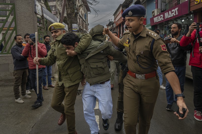 Petugas polisi menahan seorang anggota Partai Aam Admi, atau Partai Rakyat Biasa, saat protes terhadap penangkapan pemimpin partai mereka Arvind Kejriwal, di Srinagar, Kashmir yang dikuasai India, Jumat, 22 Maret 2024. Petugas polisi menahan seorang anggota Partai Aam Admi, atau Partai Rakyat Biasa, saat protes terhadap penangkapan pemimpin partai mereka Arvind Kejriwal, di Srinagar, Kashmir yang dikuasai India, Jumat, 22 Maret 2024. (AP Photo/Dar Yasin)