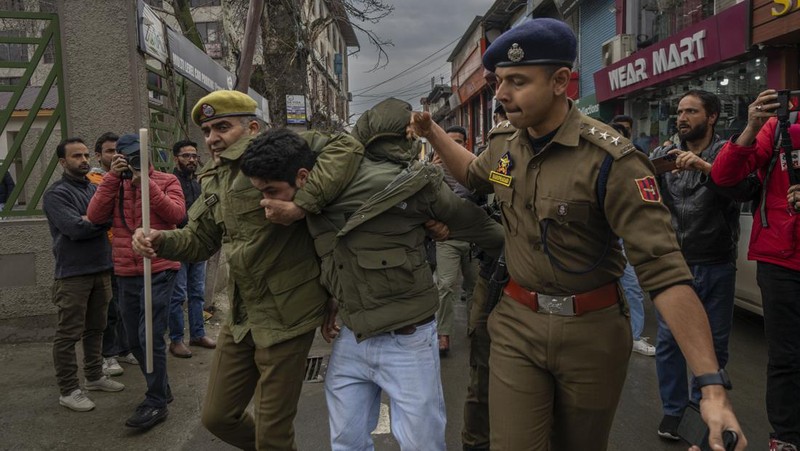Petugas polisi menahan seorang anggota Partai Aam Admi, atau Partai Rakyat Biasa, saat protes terhadap penangkapan pemimpin partai mereka Arvind Kejriwal, di Srinagar, Kashmir yang dikuasai India, Jumat, 22 Maret 2024. (AP Photo/Dar Yasin)