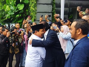 Beda Perlakuan Surya Paloh Sambut Prabowo dan Anies di NasDem Tower