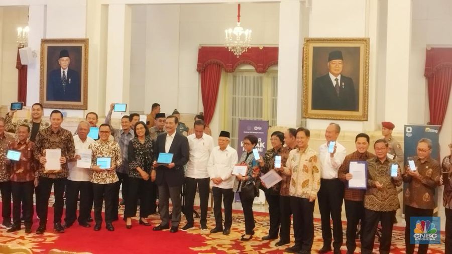 Presiden Joko Widodo (Jokowi) dan Wakil Presiden K.H. Ma'ruf Amin serta Menteri Kabinet Indonesia Maju melakukan pelaporan Surat Pemberitahuan Tahunan (SPT) Pajak di Istana Negara, Jumat (22/3/2024). (CNBC Indonesia/Emir Yanwardhana)