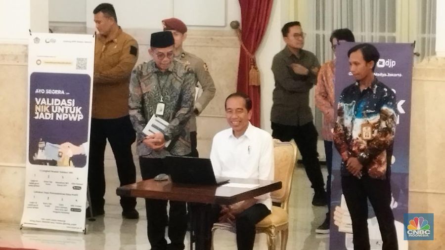 Presiden Joko Widodo (Jokowi) dan Wakil Presiden K.H. Ma'ruf Amin serta Menteri Kabinet Indonesia Maju melakukan pelaporan Surat Pemberitahuan Tahunan (SPT) Pajak di Istana Negara, Jumat (22/3/2024). (CNBC Indonesia/Emir Yanwardhana)