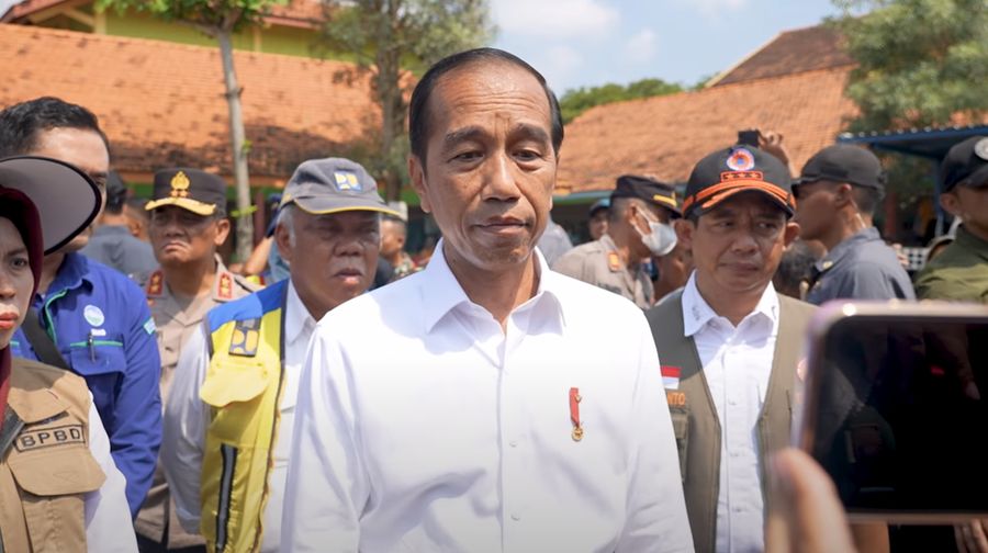 Presiden Jokowi memberikan keterangan usai tinjau korban banjir di SMK Ganesha, Demak, Jawa Tengah. (YouTube/Sekretariat Presiden)