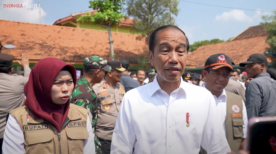 Presiden Jokowi memberikan keterangan usai tinjau korban banjir di SMK Ganesha, Demak, Jawa Tengah. (YouTube/Sekretariat Presiden)