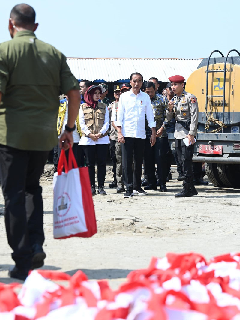 Presiden Jokowi saat meninjau korban banjir di SMK Ganesha, Demak, Jawa Tengah. (Dok. Sekretariat Presiden)