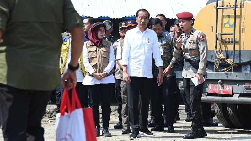 Presiden Jokowi saat meninjau korban banjir di SMK Ganesha, Demak, Jawa Tengah. (Dok. Sekretariat Presiden)