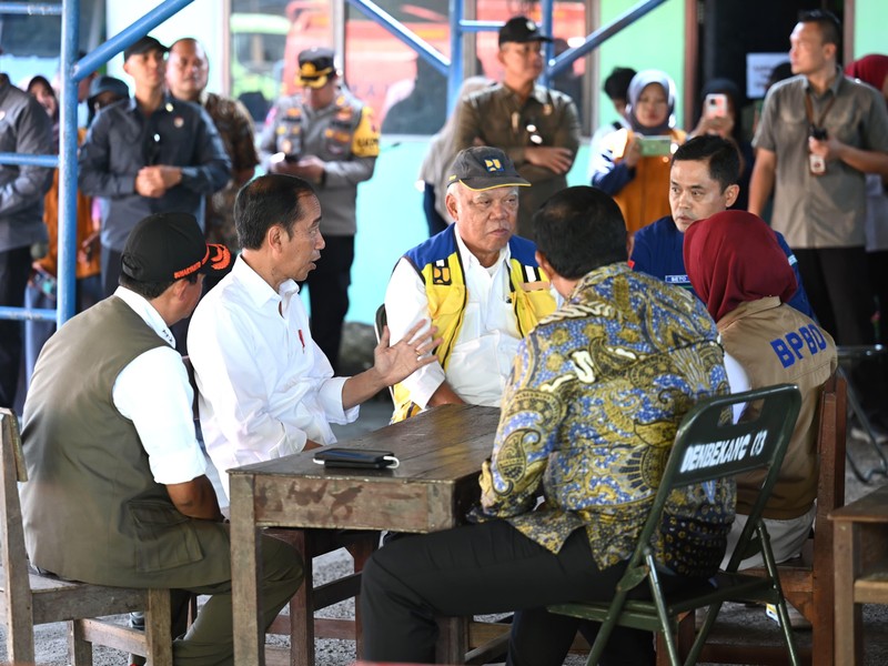 Presiden Jokowi saat meninjau korban banjir di SMK Ganesha, Demak, Jawa Tengah. (Dok. Sekretariat Presiden) Presiden Jokowi saat meninjau korban banjir di SMK Ganesha, Demak, Jawa Tengah. (Dok. Sekretariat Presiden)