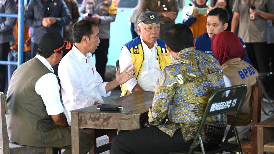 Presiden Jokowi saat meninjau korban banjir di SMK Ganesha, Demak, Jawa Tengah. (Dok. Sekretariat Presiden)
