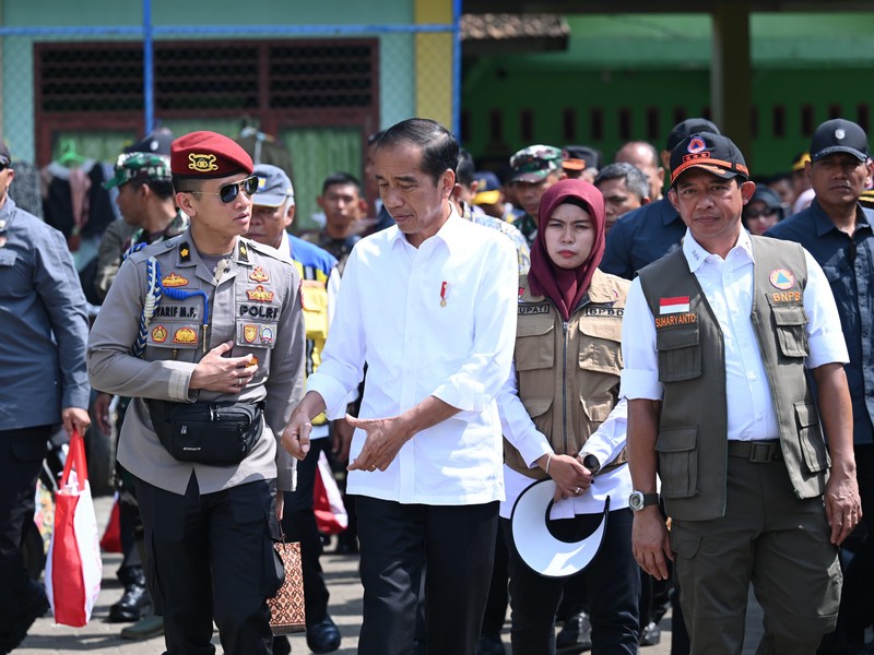 Presiden Jokowi saat meninjau korban banjir di SMK Ganesha, Demak, Jawa Tengah. (Dok. Sekretariat Presiden) Presiden Jokowi saat meninjau korban banjir di SMK Ganesha, Demak, Jawa Tengah. (Dok. Sekretariat Presiden)